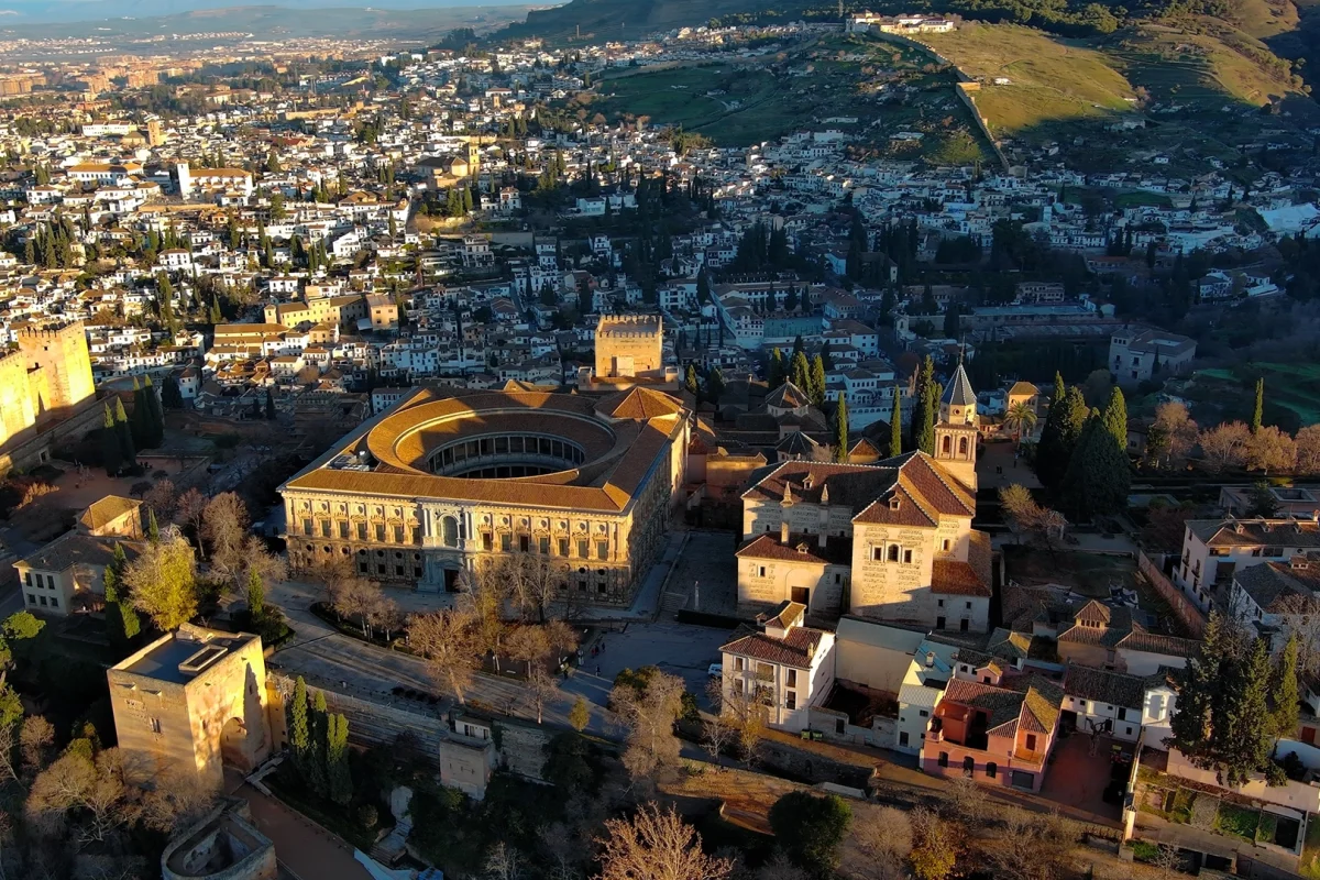 Fuentedellobo Glamping y Bungalow en Sierra Nevada Vista aerea de la ciudad de granada andalucia cerca de fuente del lobo