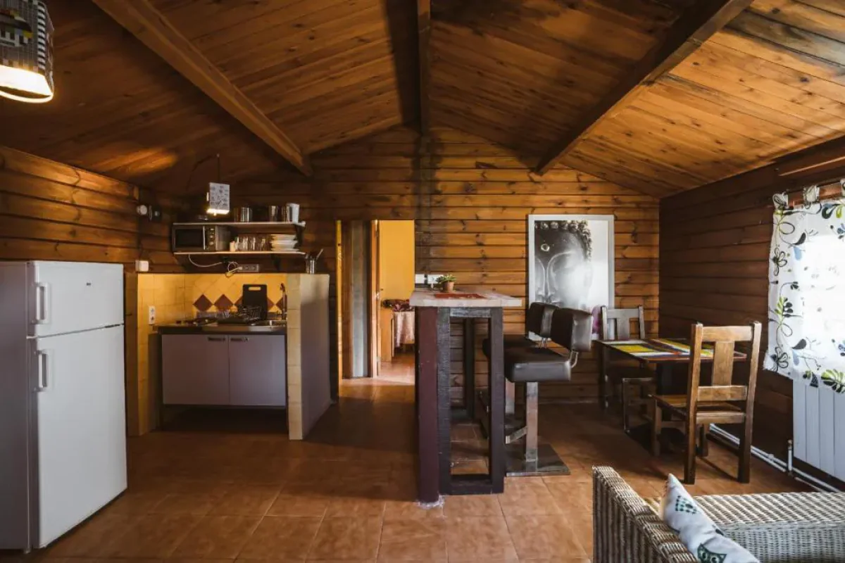 Fuentedellobo Glamping y Bungalow en Sierra Nevada cocina y zona de estar bungalow fuentedellobo