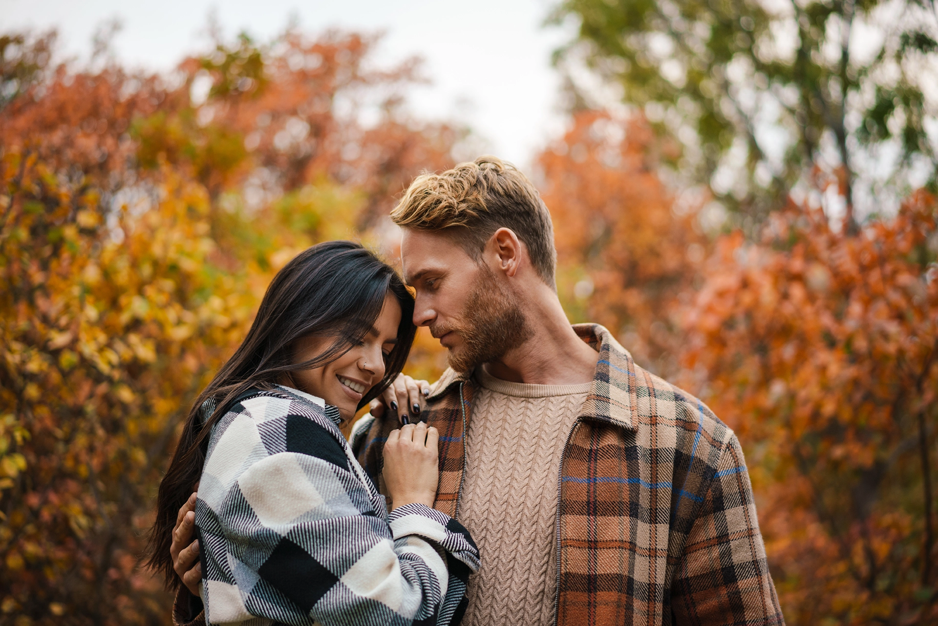 pareja romantica abrazada en el bosque de la sierra nevada despues de una noche de glamping